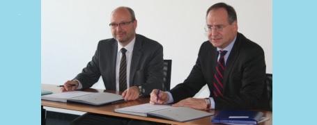 Landrat Oliver Quilling und Polizeipräsident Roland Ullmann unterschreiben Vereinbarung