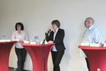 Erste Kreisbeigeordnete Claudia Jäger (Mitte am Mikrofon) und weitere Teilnehmer der Veranstaltung "Arbeitnehmerfreizügigkeit in der EU - Chance für den Arbeitsmarkt oder Risiko der Armutszuwanderung" am 13. Mai 2014.