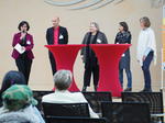 Abschließende Podiumsdiskussion mit den vier Referenten Dr. Melanie Kuhn, Prof. Dr. Jens Kratzmann, Tina Friedrich und Maria Ringler mit der Leiterin des Integrationsbüros Selver Erol