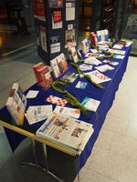Stand mit Informationsmaterial.