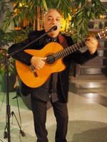 Musikalische Umrahmung durch Alfonso Pocho Chacón Sánchez an der Gitarre.