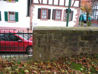 Sühnkreuz am Kirchhof in Dietzenbach.