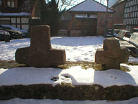 Sühnekreuze in der Bachgasse in Langen im Schnee.
