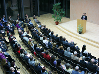 Kreisausländerbeirat - Empfang Miteinander im Gespräch 2010 - Begrüßung durch den Vorsitzenden Tuna Firat.