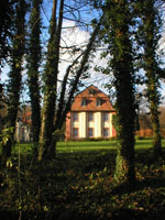 Seitenansicht der Bansamühle mit Blick auf den Park in Neu-Isenburg