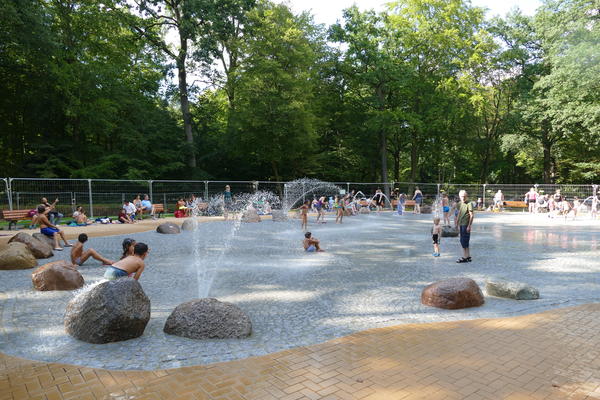 Das macht an heißen Sommertagen richtig Spaß. Auf dem Sprühfeld des Spielplatzes Tannenwald spritzt das Wasser aus Fontänen.