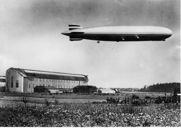 Historisches Bild vom Luftzeppelin 127 in der Luft.