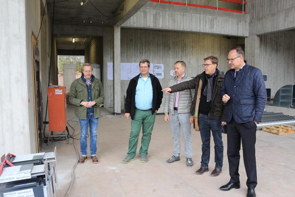 Landrat Oliver Quilling informiert sich über den Erweiterungsbau der Goetheschule Neu-Isenburg