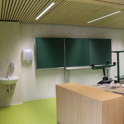 Frische Farben und Holz sind die dominierenden Elemente in den neuen Klassenrumen an der Ernst-Reuter-Schule in Dietzenbach.