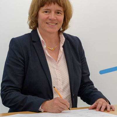Erste Kreisbeigeordnete Claudia Jäger unterschreibt den Letter of Intent zum Glasfaserausbau in der Region.