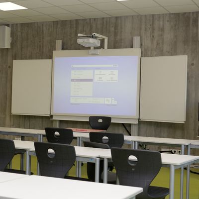 Interaktive Tafel im "offenen" Klassenraum in der Aula. Aber auch alle weiteren Klassenrume sind mit dieser Tafel und Beamer ausgestattet.
