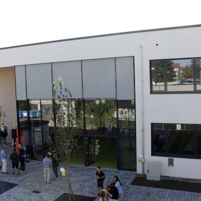 Bild vergr&ouml;&szlig;ern: Neues Schulgebäude Seitenansicht
