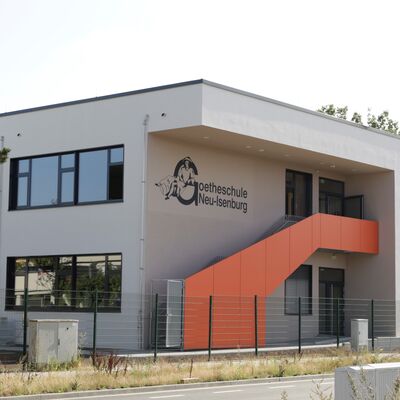 Bild vergr&ouml;&szlig;ern: Neues Schulgebäude Straßenansicht