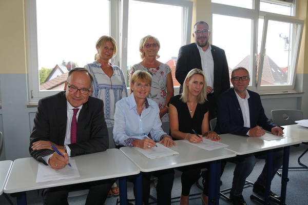 Die Unterzeichner der Vereinbarung zum Pakt für den Ganztag an der Joseph-Eichendorff-Schule