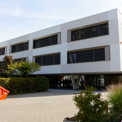 Der Neubau auf dem Gelnde des Friedrich-Ebert-Gymnasiums ist auf einem Klinkersockel und fnf V-Sttzen errichtet worden.