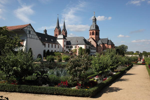 Klostergarten mit Einhardbasilika in Seligenstadt.