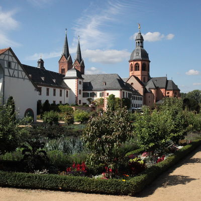 Klostergarten mit Einhardbasilika in Seligenstadt