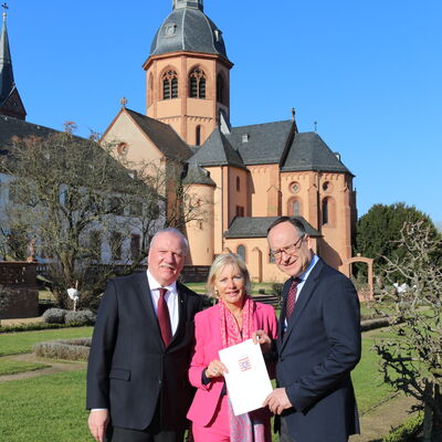 Bild vergr&ouml;&szlig;ern: Digitalministerin Prof. Dr. Kristina Sinemus überreicht Landrat Oliver Quilling Letter of Intent (draußen)