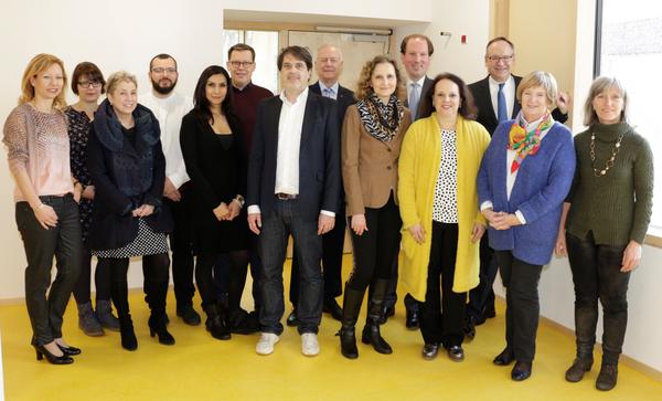 Förderverein, Schule, Stadt Dreieich und Kreis Offenbach besuchten das neue Betreuungsgebäude