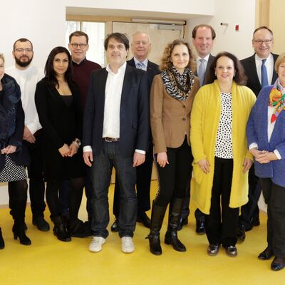 Bild vergr&ouml;&szlig;ern: Förderverein, Schule, Stadt Dreieich und Kreis Offenbach besuchten das neue Betreuungsgebäude