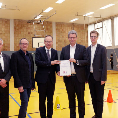 Bild vergr&ouml;&szlig;ern: Übergabe des Förderbescheids KIP II in der Sporthalle der Ludwig-Erk-Schule
