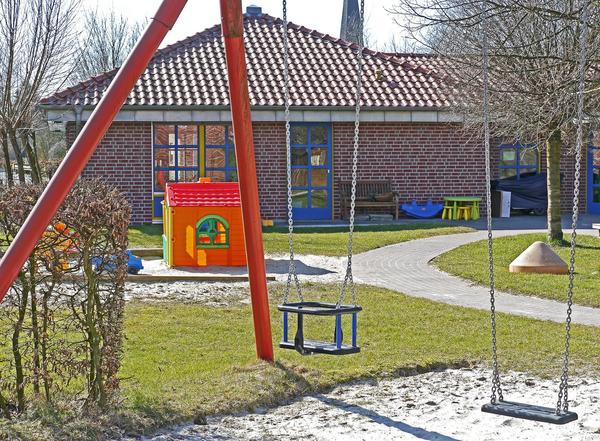 Kindergarten - Spielwiese - Schaukel - Sandkasten.