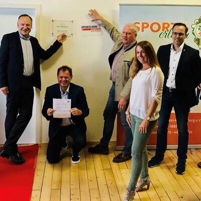 Bild vergr&ouml;&szlig;ern: Erster Sportverein erhält Partnerschild