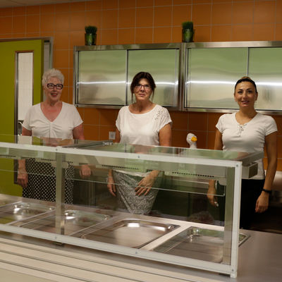 Auf den Schulbeginn und die Schlerinnen und Schler freuen sich in der neuen Mensa der Brder-Grimm-Schule in Neu-Isenburg Sigrid Meier, Martina Herth und Beata Pietrusa (von links).