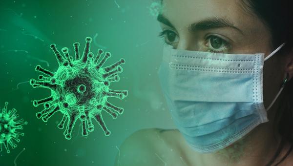 Eine Frau trägt eine Mund-Nasen-Bedeckung zum Schutz vor Viren.