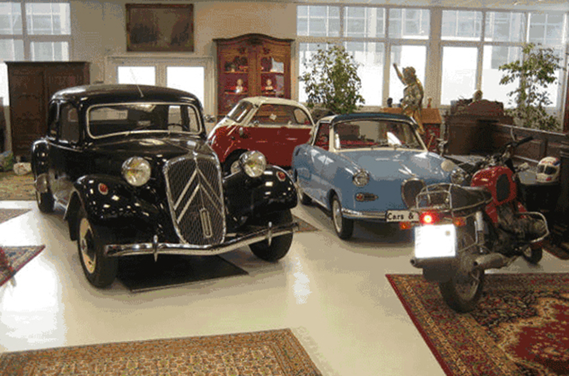 Blick ins Auto & Möbel Museum in Mühlheim.
