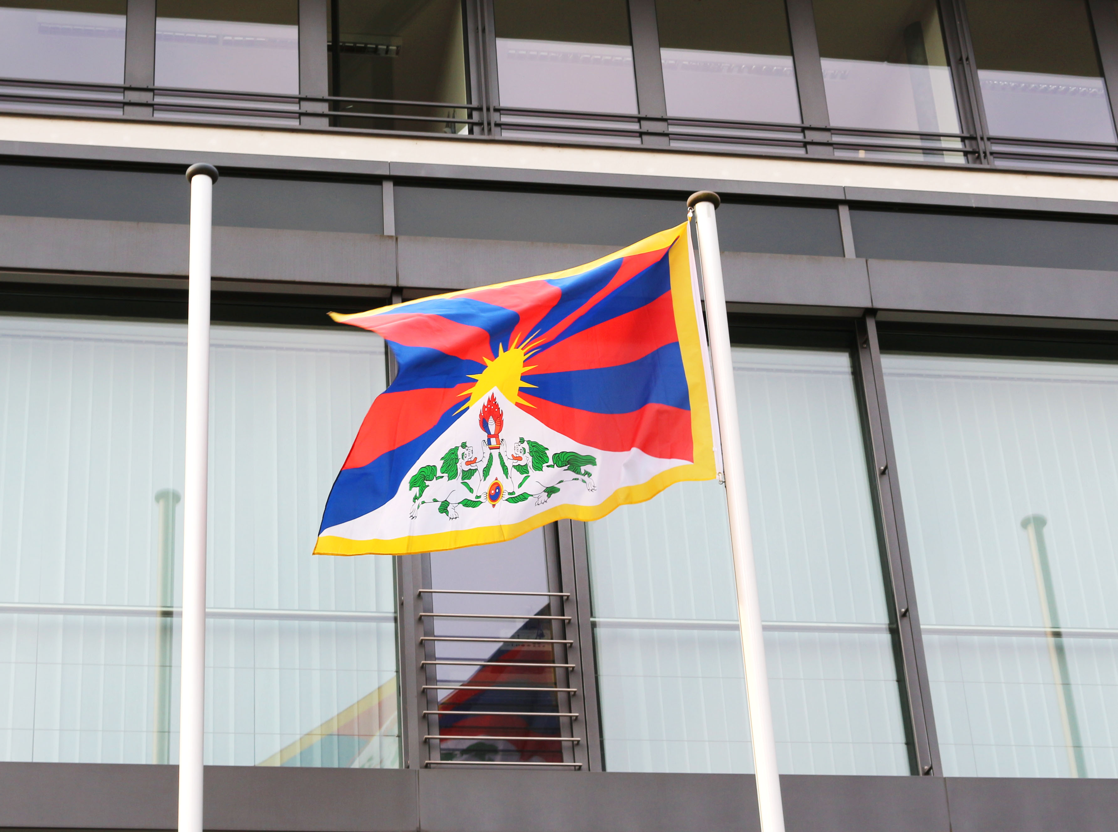 Beflaggung vor dem Kreishaus Flagge für Tibet