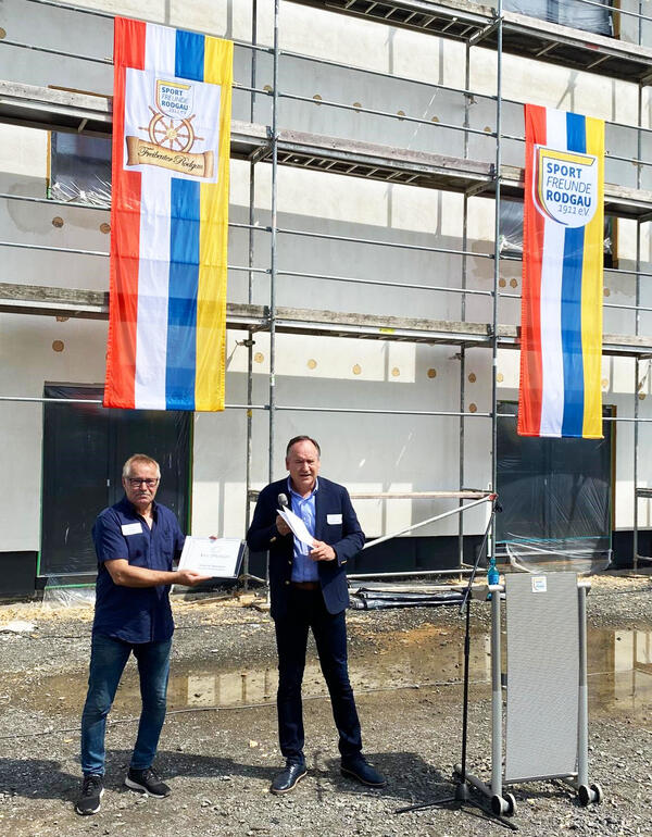 Landrat Oliver Quilling übergibt Förderbescheid für EVO Sportfabrik Rodgau