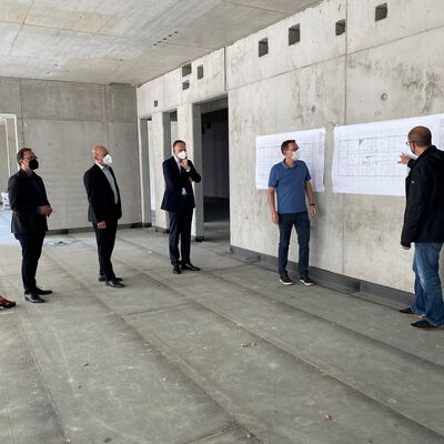 Bild vergr&ouml;&szlig;ern: Neubau Markwaldschule - Baustellenbesichtigung - Erläuterung der Planungen