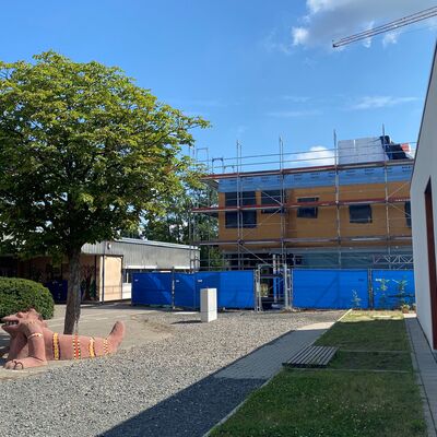 Bild vergr&ouml;&szlig;ern: Neubau Markwaldschule - Baustellenbesichtigung - Blick auf die Schule
