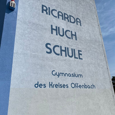 Schriftzug der Ricarda-Huch-Schule an einer Fassadenwand.
