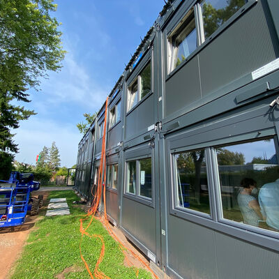 Bild vergr&ouml;&szlig;ern: Kabelverlegearbeiten an der Containeranlage