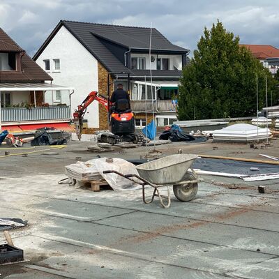 Bauarbeiten an der Dachkonstruktion der Mnchhausen-Schule in Rodgau.