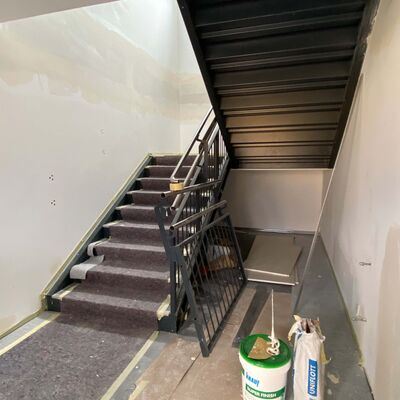 Bild vergr&ouml;&szlig;ern: Treppenhaus in den neuen Containern