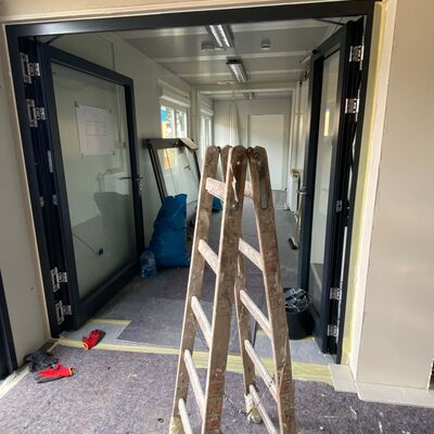 Bild vergr&ouml;&szlig;ern: Bauarbeiten in den Fluren der Container