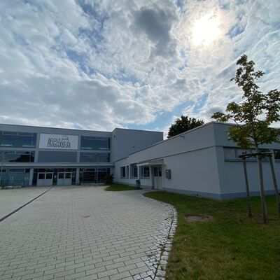 Bild vergr&ouml;&szlig;ern: Haupteingang des Adolf-Reichwein-Gymnasiums in Heusenstamm