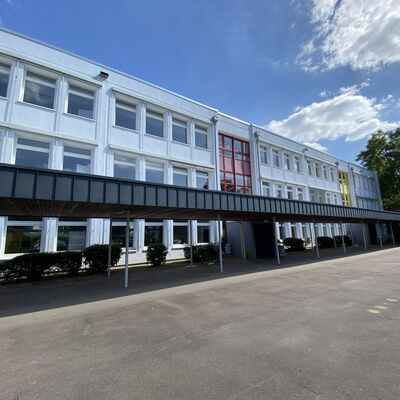 Bild vergr&ouml;&szlig;ern: Gebäudeteil der Grundschule am Hengstbach