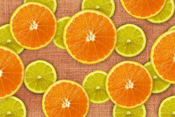 Zitronen- und Orangenscheiben.