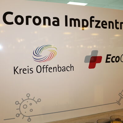 Mit großen Schildern "Corona Impfzentrum" ist das neue kleine Impfzentrum im Rathaus-Center Dietzenbach nicht zu übersehen.