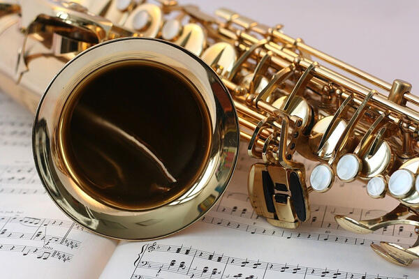 Saxophon mit Notenblatt.
