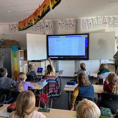 Landrat Oliver Quilling (links) informiert sich in einer Klasse an der Carl-Orff-Schule in Rodgau-Jgesheim ber die praktische Arbeit im Unterricht mit den neuen interaktiven Displays.