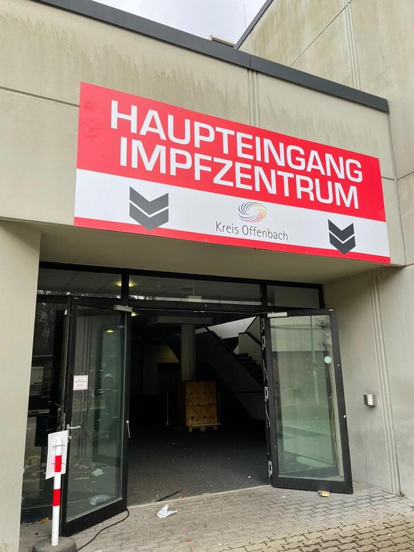 Haupteingang des Impfzentrums in Heusenstamm