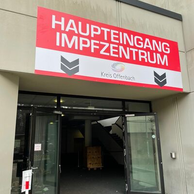Haupteingang des Impfzentrums in Heusenstamm.