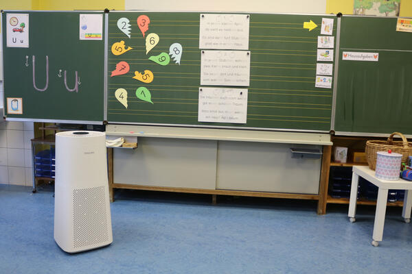 Ein Luftreiniger in einem Klassenraum an einer Grundschule im Kreis Offenbach.