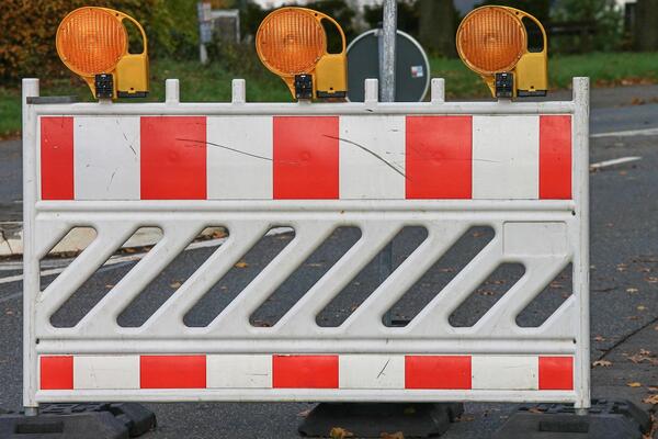 Bild vergr&ouml;&szlig;ern: Warnlichter Straßensperrung