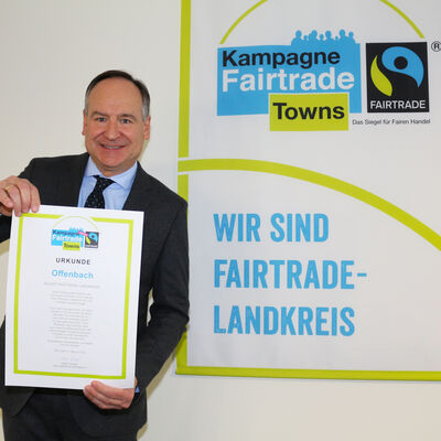 Präsentation der Urkunde Offenbach bleibt Fairtrade-Landkreis